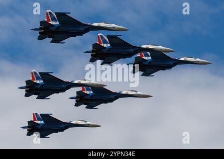 L'équipe de démonstration acrobatique des Chevaliers russes de l'armée de l'air russe pilote six avions de chasse de défense aérienne Sukhoi Su-35S au salon Airshow China à Zhuhai Banque D'Images