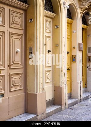 Rue étroite avec de vieilles portes à la Valette, Malte Banque D'Images