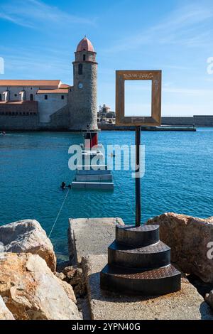 Cadre sur stèle avec perspective de peintre devant le cours d'eau pour la formation des soldats de la Marine française dans le port de Collioure, France Banque D'Images