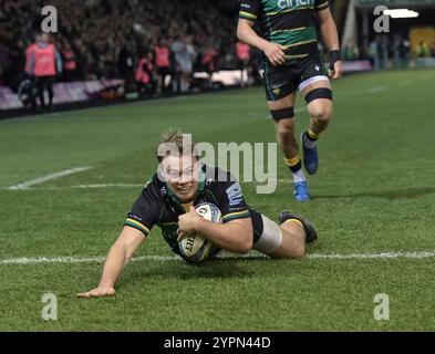 Northampton, Royaume-Uni. 29 novembre 2024. Tom Litchfied de Northampton s'essaye lors du Gallagher Premiership Rugby match opposant Northampton Saints contre Gloucester Rugby au Cinch Stadium le 29 novembre 2024 à Londres, en Angleterre. Crédit : Gary Mitchell, GMP Media/Alamy Live News Banque D'Images