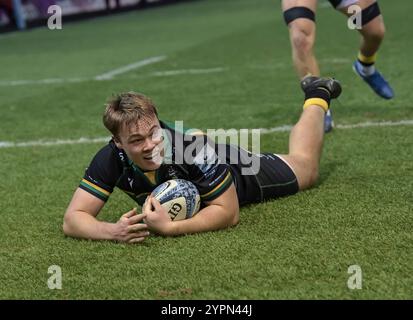 Northampton, Royaume-Uni. 29 novembre 2024. Tom Litchfied de Northampton s'essaye lors du Gallagher Premiership Rugby match opposant Northampton Saints contre Gloucester Rugby au Cinch Stadium le 29 novembre 2024 à Londres, en Angleterre. Crédit : Gary Mitchell, GMP Media/Alamy Live News Banque D'Images