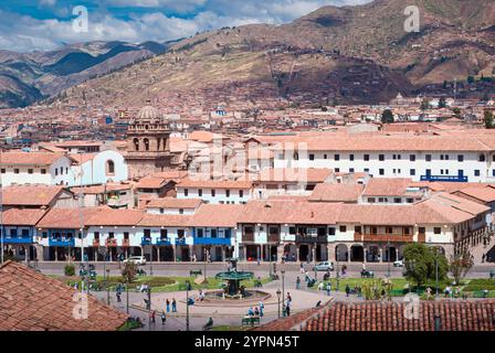 Cusco, Pérou, 6 mai 2009 : vue panoramique de la Plaza de Armas avec l'architecture coloniale et les montagnes des Andes en arrière-plan Banque D'Images