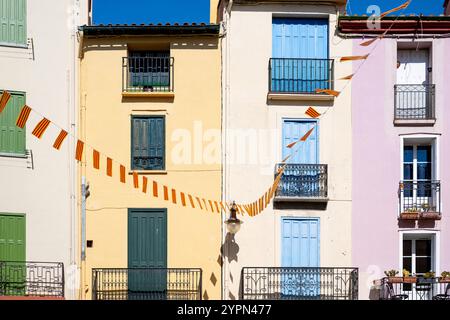 Portes et volets colorés dans les façades de la vieille ville de Collioure, Languedoc-Roussillion, France Banque D'Images