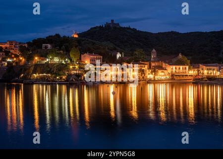 Hôtels illuminés, bars et restaurants sur la promenade de la plage de Collioure en contrebas du Fort Saint-Elme au crépuscule, Languedoc-Roussillion, France Banque D'Images