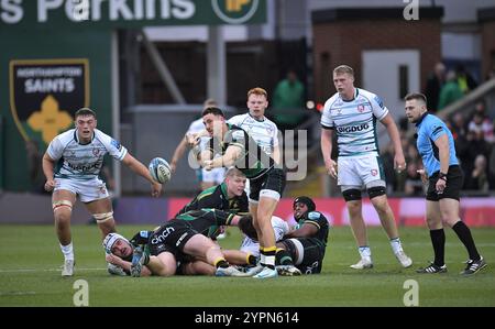 Northampton, Royaume-Uni. 29 novembre 2024. Tom James de Northampton passe le ballon lors du Gallagher Premiership Rugby match entre Northampton Saints et Gloucester Rugby au Cinch Stadium le 29 novembre 2024 à Londres, en Angleterre. Crédit : Gary Mitchell, GMP Media/Alamy Live News Banque D'Images