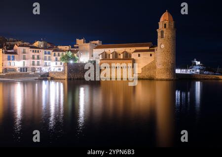 L'église notre-Dame-des-Anges et la promenade illuminée dans le port de la vieille ville de Collioure la nuit, Côte Vermeille, France Banque D'Images