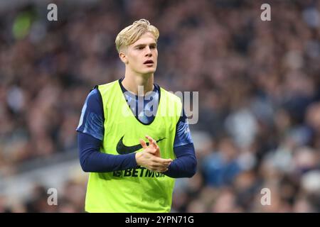 Tottenham Hotspur Stadium, Londres, Royaume-Uni. 1er décembre 2024. Premier League Football, Tottenham Hotspur contre Fulham ; Lucas Bergvall de Tottenham Hotspur applaudit les fans alors qu'il se réchauffe sur le côté du terrain. Crédit : action plus Sports/Alamy Live News Banque D'Images