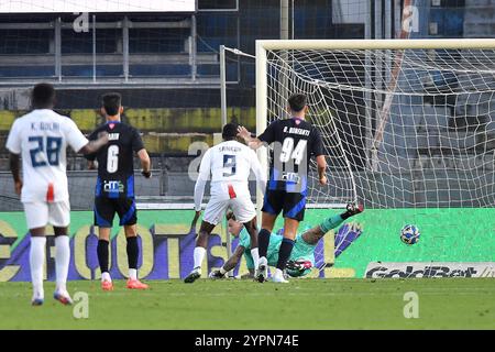 Simone Mazzocchi (Cosenza) marque 2-1 pendant AC Pise vs Cosenza Calcio, match de football italien Serie B à Pise, Italie, 01 décembre 2024 Banque D'Images