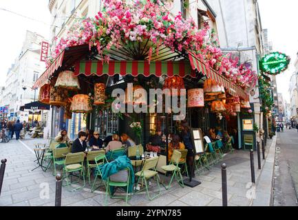 Paris, France- 30 novembre 2024 : le café traditionnel Maison sauvage décoré de fleurs situé dans le quartier Saint Allemand de Paris. Banque D'Images