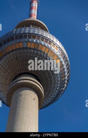 Tour de télévision Fernsehturm dans le centre de Berlin, Allemagne Banque D'Images