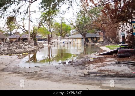 La Nouvelle-Orléans, Louisiane, États-Unis - novembre 2005 : eau stagnante, maisons détruites, et une voiture dans le quartier de Gentilly à côté du canal de London Avenue, qui a échoué après que l'ouragan Katrina a touché terre. L'échec est le résultat d'une mauvaise construction par le corps des ingénieurs de l'armée des États-Unis. Banque D'Images