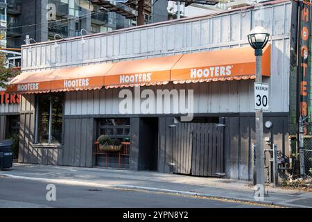 Hooters bar & grill signe sur Adelaide Street West dans le centre-ville de Toronto, Ontario, Canada Banque D'Images