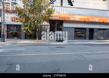 Hooters bar & grill signe sur Adelaide Street West dans le centre-ville de Toronto, Ontario, Canada Banque D'Images