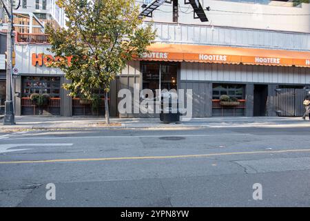 Hooters bar & grill signe sur Adelaide Street West dans le centre-ville de Toronto, Ontario, Canada Banque D'Images