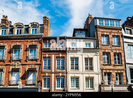 Rangée de bâtiments historiques typiques dans le centre historique de Honfleur, Normandie, France Banque D'Images