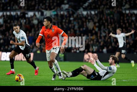 Sheffield Wednesday's Shea Charles (au centre) se bat pour le ballon avec Kayden Jackson (à gauche) et Tom Barkhuizen (à droite) du comté de Derby lors du Sky Bet Championship match au Pride Park Stadium, Derby. Date de la photo : dimanche 1er décembre 2024. Banque D'Images