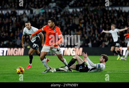 Sheffield Wednesday's Shea Charles (au centre) se bat pour le ballon avec Kayden Jackson (à gauche) et Tom Barkhuizen (à droite) du comté de Derby lors du Sky Bet Championship match au Pride Park Stadium, Derby. Date de la photo : dimanche 1er décembre 2024. Banque D'Images