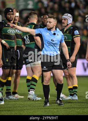 Northampton, Royaume-Uni. 29 novembre 2024. Anthony Woodthorpe arbitre pour le Gallagher Premiership Rugby match entre Northampton Saints et Gloucester Rugby au Cinch Stadium le 29 novembre 2024 à Londres, en Angleterre. Crédit : Gary Mitchell, GMP Media/Alamy Live News Banque D'Images