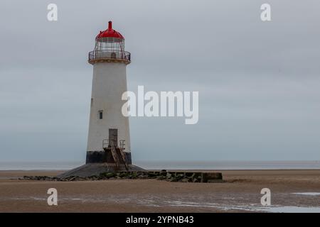 Le phare de la pointe d'Ayr est majestueux sous un ciel couvert, pris le 30 octobre 2024. Banque D'Images