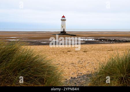 Phare de point of Ayr debout seul sur Talacre Beach sous ciel couvert, prise le 30 octobre 2024. Banque D'Images