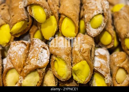 Cannoli, pâtisserie sicilienne composée d'une coquille tubulaire de pâte à pâtisserie frite, remplie d'une garniture crémeuse sucrée contenant du fromage ricotta. Itali Banque D'Images