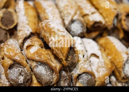 Cannoli, pâtisserie sicilienne composée d'une coquille tubulaire de pâte à pâtisserie frite, remplie d'une garniture crémeuse sucrée contenant du fromage ricotta. Itali Banque D'Images