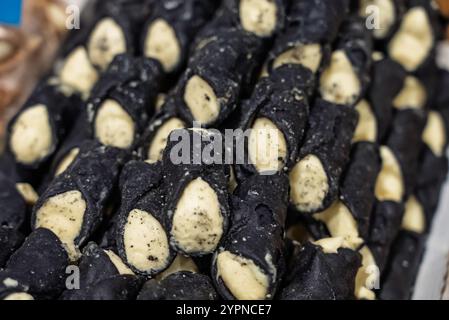 Cannoli, pâtisserie sicilienne composée d'une coquille tubulaire de pâte à pâtisserie frite, remplie d'une garniture crémeuse sucrée contenant du fromage ricotta. Itali Banque D'Images