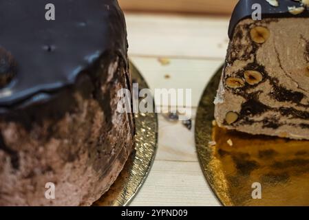Halva est une confiserie traditionnelle du moyen-Orient fabriquée principalement à partir de pâte de sésame et de sucre. Gâteau riche et sucré et texture friable. Halva c Banque D'Images