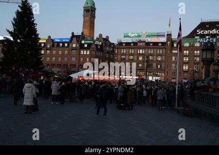 Les gens assistent à la cérémonie d'illumination du sapin de Noël sur la place de l'Hôtel de ville de Copenhague, Danemark, le 1er décembre 2024 place de l'Hôtel de ville de Copenhague Copyright : xKristianxTuxenxLadegaardxBergx 2E6A7638 Banque D'Images
