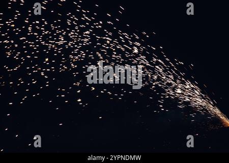 Un homme habillé en Père Noël allume un arbre de Noël sur la place de l'Hôtel de ville à Copenhague, Danemark, le 1er décembre 2024 place de l'Hôtel de ville à Copenhague, Danemark Copyright : xKristianxTuxenxLadegaardxBergx 2E6A7718 Banque D'Images