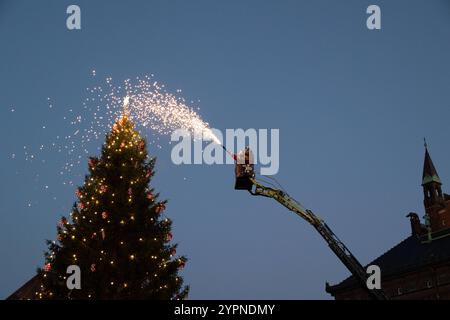 Un homme habillé en Père Noël allume un arbre de Noël sur la place de l'Hôtel de ville à Copenhague, Danemark, le 1er décembre 2024 place de l'Hôtel de ville à Copenhague, Danemark Copyright : xKristianxTuxenxLadegaardxBergx 2E6A7731 Banque D'Images