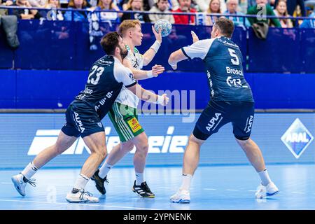 Lemgo, Deutschland. 1er décembre 2024. V.L. Tim Suton (TBV Lemgo Lippe, #23), Jonathan Edvardsson (TSV Hannover-Burgdorf, #26), Jan Brosch (TBV Lemgo Lippe, #05) GER, TBV Lemgo Lippe v. TSV Hannover-Burgdorf, Handball, 1. Bundesliga, 12 ans. Spieltag, Spielzeit 2024/2025, 01.12.2024 Foto : Eibner-Pressefoto/Jan Rollinger crédit : dpa/Alamy Live News Banque D'Images