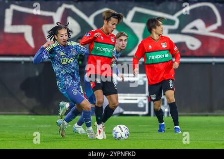 Nimègue, pays-Bas. 1er décembre 2024. NIJMEGEN, PAYS-BAS - 1er DÉCEMBRE : Kodai Sano de NEC Nijmegen est défié par Kian Fitz-Jim de l'AFC Ajax lors du match néerlandais Eredivisie entre NEC Nijmegen et AFC Ajax au Goffert Stadion le 1er décembre 2024 à Nimègue, pays-Bas. (Photo de Ben Gal/Orange Pictures) crédit : Orange pics BV/Alamy Live News Banque D'Images