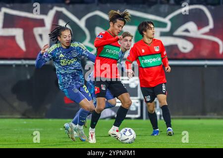 Nimègue, pays-Bas. 1er décembre 2024. NIJMEGEN, PAYS-BAS - 1er DÉCEMBRE : Kodai Sano de NEC Nijmegen est défié par Kian Fitz-Jim de l'AFC Ajax lors du match néerlandais Eredivisie entre NEC Nijmegen et AFC Ajax au Goffert Stadion le 1er décembre 2024 à Nimègue, pays-Bas. (Photo de Ben Gal/Orange Pictures) crédit : Orange pics BV/Alamy Live News Banque D'Images