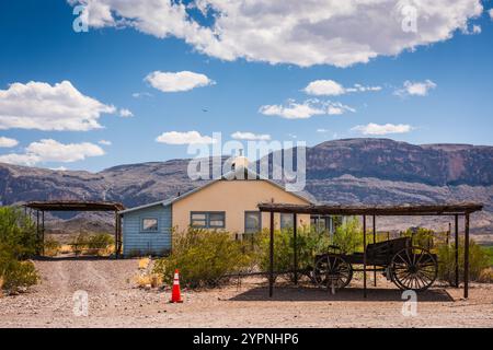 Transport en voiture devant la station Ranger et le centre d'accueil temporaire dans le quartier historique de Castolon du parc national de Big Bend. Banque D'Images