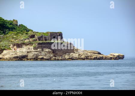 Vue depuis la mer de ​​the ruines de la Villa romaine de Pollio Felice près de Bagni della Regina Giovanna à Sorrento Capo. Banque D'Images