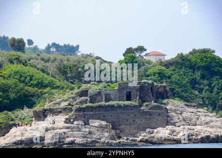 Vue depuis la mer de ​​the ruines de la Villa romaine de Pollio Felice près de Bagni della Regina Giovanna à Sorrento Capo. Banque D'Images