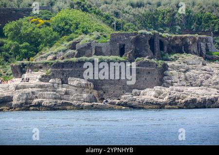 Vue depuis la mer de ​​the ruines de la Villa romaine de Pollio Felice près de Bagni della Regina Giovanna à Sorrento Capo. Banque D'Images