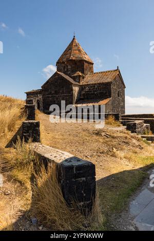 Vue sur le Sevanavank, complexe monastique situé sur la rive du lac Sevan. Surp Arakelots signifie les Saints Apôtres. Sevan, Arménie. Banque D'Images