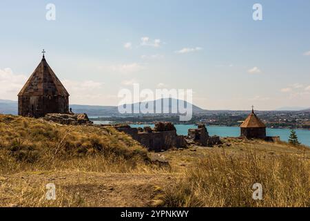 Vue sur le Sevanavank, complexe monastique situé sur la rive du lac Sevan. Surp Arakelots signifie les Saints Apôtres. Sevan, Arménie. Banque D'Images