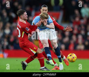 Liverpool, Royaume-Uni. 1er décembre 2024. Alexis Mac Allister de Liverpool et Darwin Nunez de Liverpool avec Kevin de Bruyne de Manchester City lors du premier League match à Anfield, Liverpool. Le crédit photo devrait se lire : Simon Bellis/Sportimage crédit : Sportimage Ltd/Alamy Live News Banque D'Images