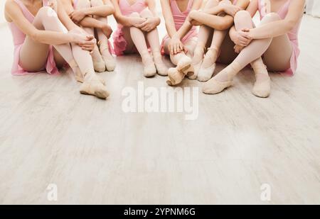 Petites ballerines parlant dans un studio de ballet Banque D'Images