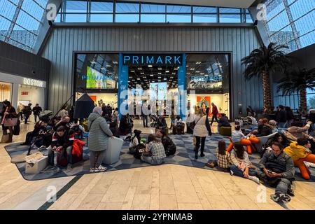 Le centre commercial Puerto Venecia regorge de monde pendant la semaine des ventes du Black Friday, Saragosse, Espagne Banque D'Images