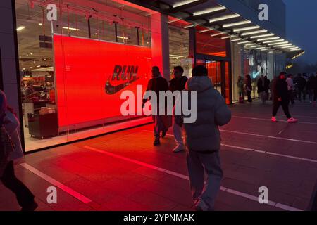 Le centre commercial Puerto Venecia regorge de monde pendant la semaine des ventes du Black Friday, Saragosse, Espagne Banque D'Images