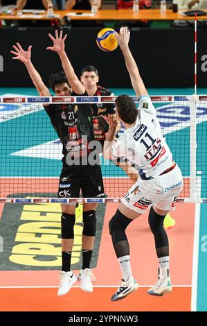 Rychlicki Kamil #11 (Itas Trentino) attaque lors de Cucine Lube Civitanova vs Itas Trentino, match de Superligue italienne de volleyball Serie A Men à Civitanova Marche, Italie, le 1er décembre 2024 Banque D'Images