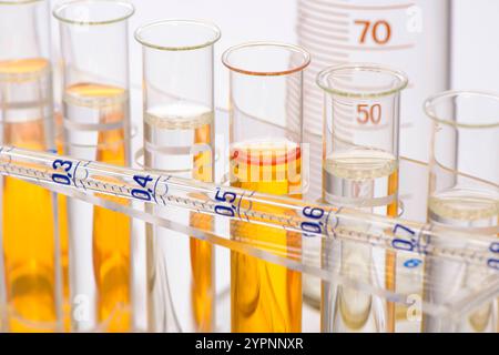 Experiment im Chemielabor Ein Experiment im Chemielabor mit einer gelben Flüssigkeit in Reagenzgläser - Symbolbild *** Experiment dans le laboratoire de chimie Banque D'Images