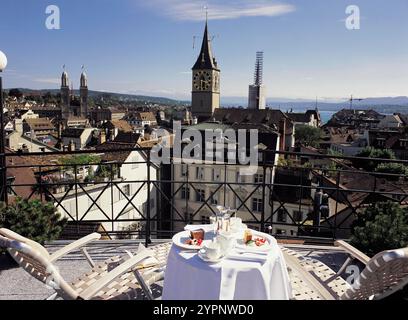 Le petit-déjeuner sur le toit-terrasse de l'hôtel de luxe "Widder' avec vue panoramique sur les toits de Zurich City Banque D'Images