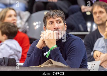 Bonn, Deutschland. 1er décembre 2024. Alex Mumbru (Bundestrainer Basketball) beobachtet das Spiel Telekom paniers Bonn vs. ratiopharm Ulm, Basketball, Easy Credit BBL 10.Spieltag, 2024/2025, 01.12.2024 Foto : Eibner-Pressefoto/Gerhard Wingender Credit : dpa/Alamy Live News Banque D'Images