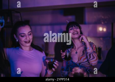 Jeunes femmes profitant d'une fête d'anniversaire animée Banque D'Images