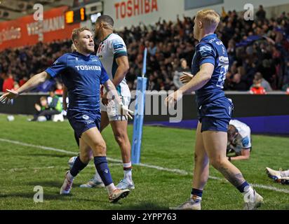 Salford, Lancashire, Royaume-Uni. 1er décembre 2024 ; Salford Community Stadium, Salford, Lancashire, Angleterre; Gallagher Premiership Rugby, Sale Sharks contre Leicester Tigers ; Arron Reid de Sale Sharks est félicité par Gus Warr de Sale Sharks après avoir marqué à la 41e minute crédit : action plus Sports images/Alamy Live News Banque D'Images